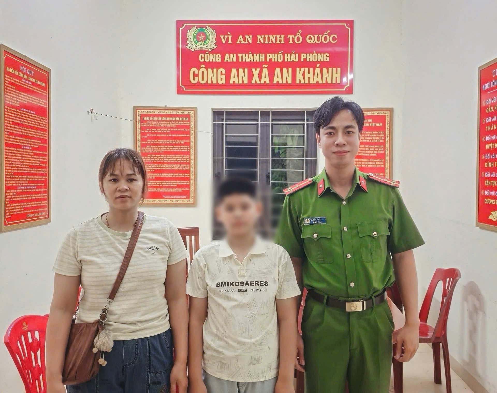 Công an xã An Khánh hỗ trợ cháu bé đi lạc về với gia đình